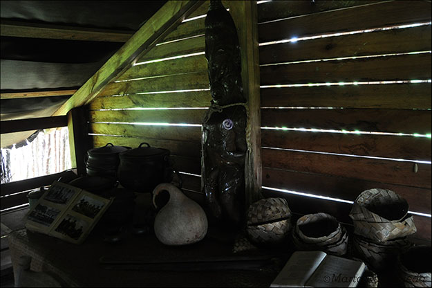 Artesanía maorí custodiada por un antepasado representado en una escultura de madera