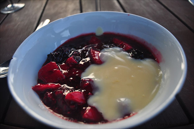 Postre a base de boysenberries, fresas y natillas