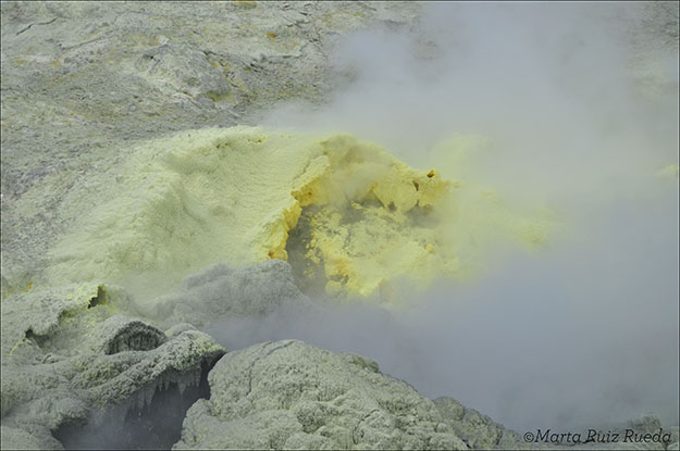 El ácido sulfúrico emana del suelo de la isla