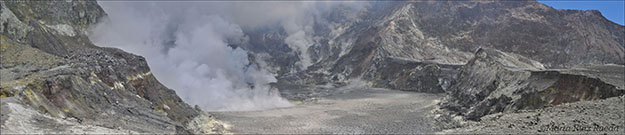 Gran lago formado en el centro del cráter de donde sale continuamente vapor