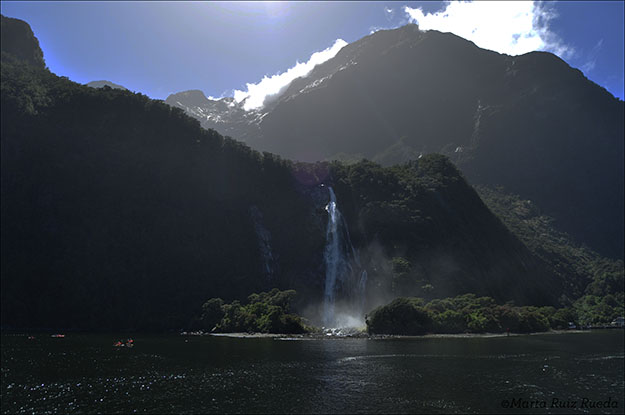 Una de las innumerables cascadas de Milford Sound