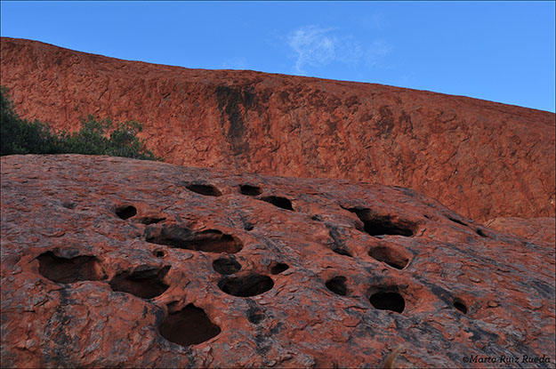 Agujeros en la roca donde se almacena el agua de la lluvia