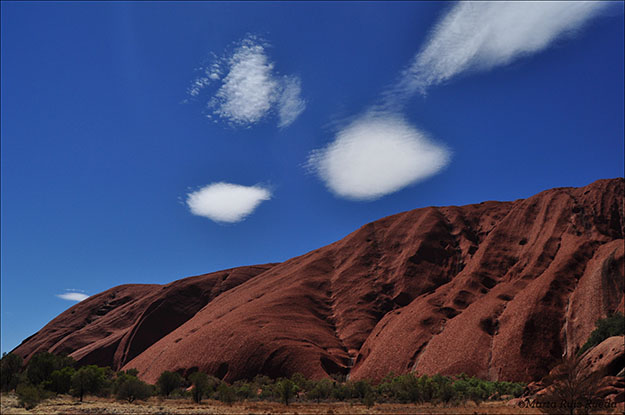 La majestuosidad de Uluru acorde con el cielo australiano