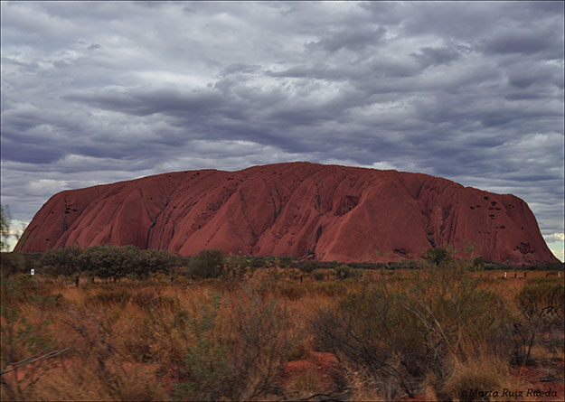 Uluru durante una puesta de sol atípica