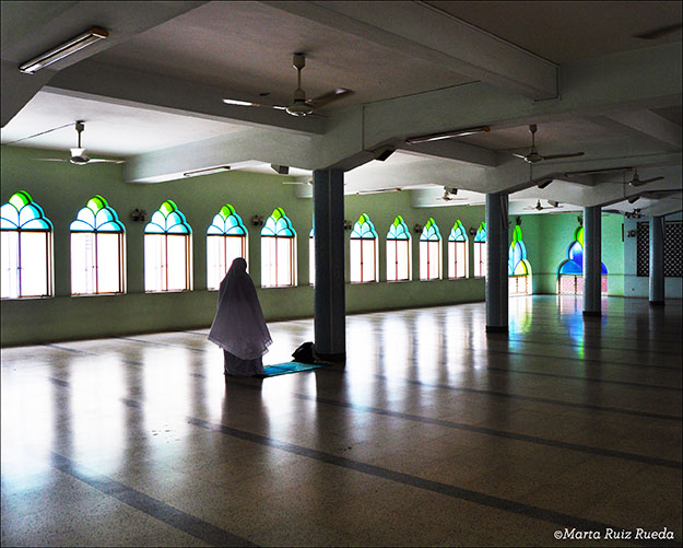 Mujer rezando en la mezquita. Jalan Masjid en Little India