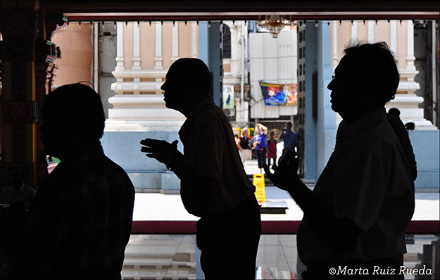 Rezando a los dioses hindús