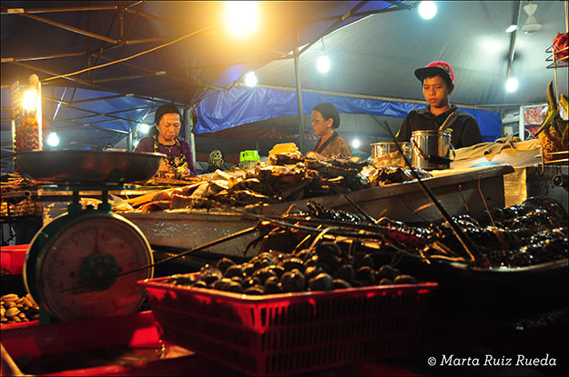 Pescado fresco en el mercado nocturno de Kota Kinabalu