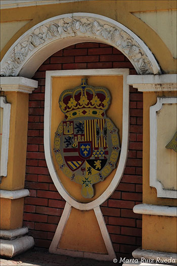 Antiguo escudo de la ciudad en el centro de Vigan