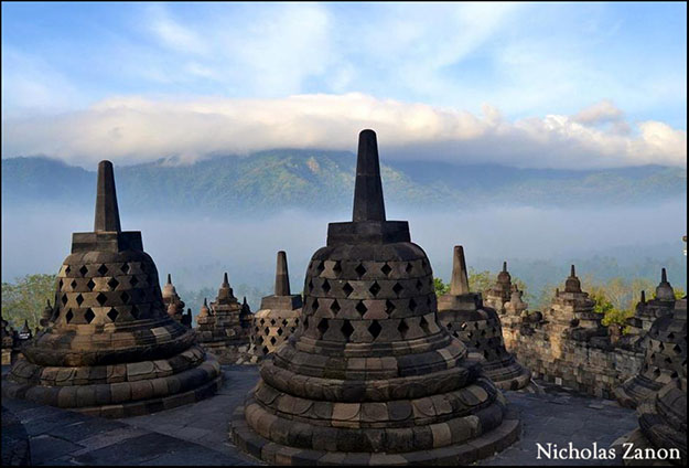 Borobudur durante las primeras horas del día, la bruma y la luz del ambiente resaltan este lugar sagrado