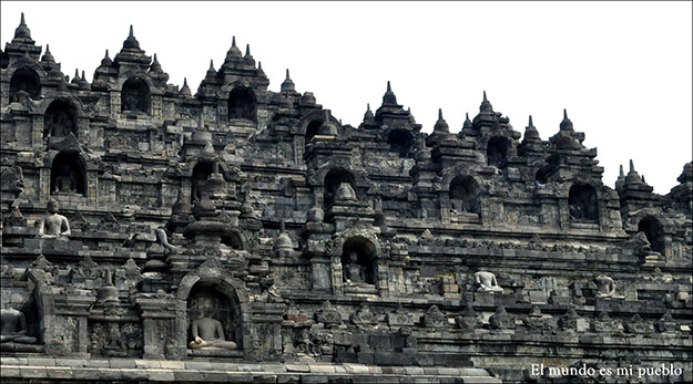 Parte frontal del templo desde abajo