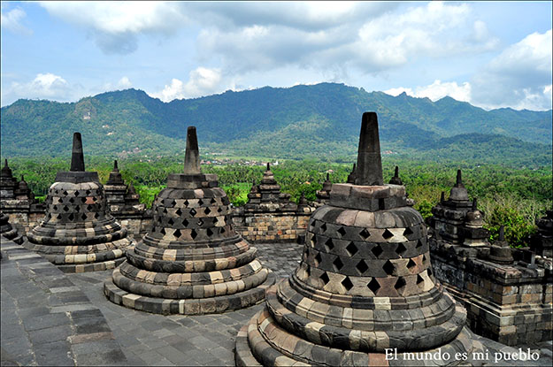 En uno de los niveles superiores se observa la belleza natural que rodea el Templo
