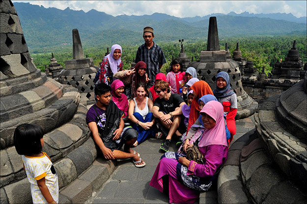 Los jóvenes indonesios se mueren por una foto con los occidentales