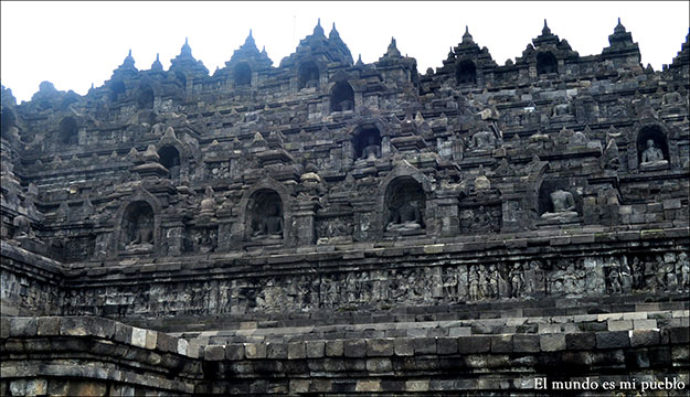 Los diferentes niveles y figuras de Buda del Templo