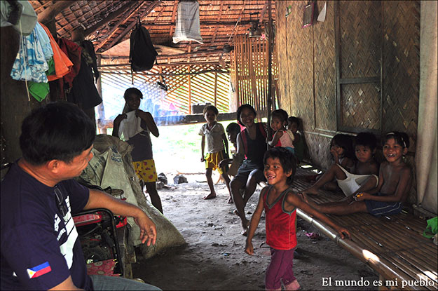 El exterior de la casa es el lugar de reunión para el vecindario