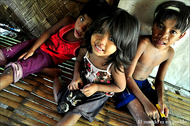 Los niños se maravillan con las fotos