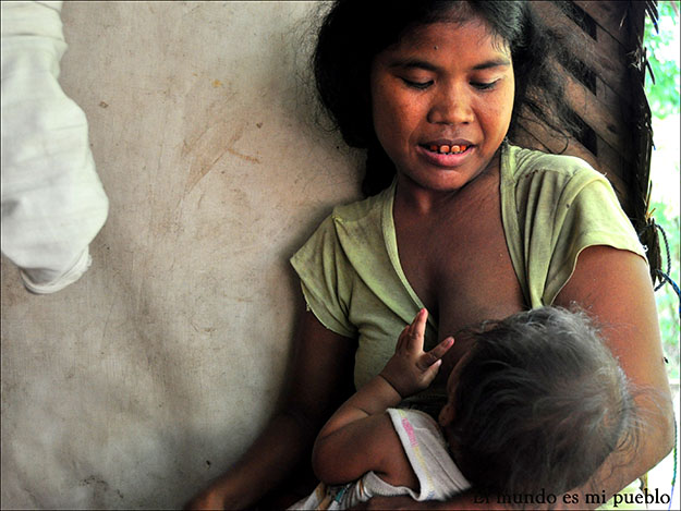 Leya da de mamar a su último hijo