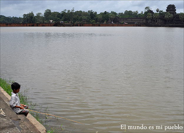 A pesar del turismo, los niños siguen entreteniéndose pescando en el lago