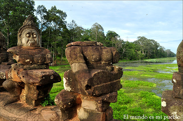 En los puentes también destacan relieves de la época jemer