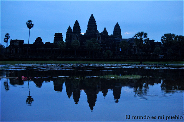 Angkor Wat en un amanecer nublado
