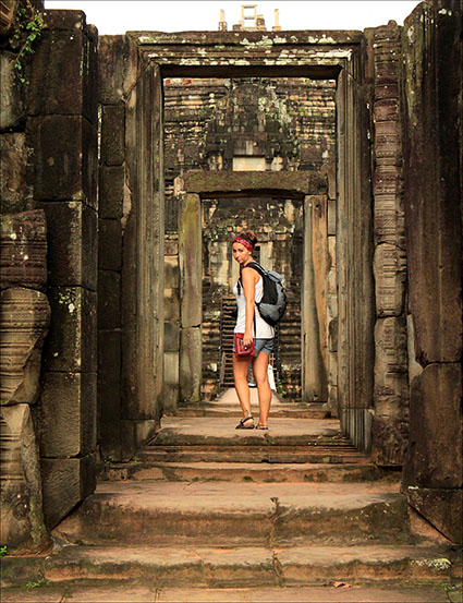 Recorriendo los pasillos de uno de los templos de Angkor