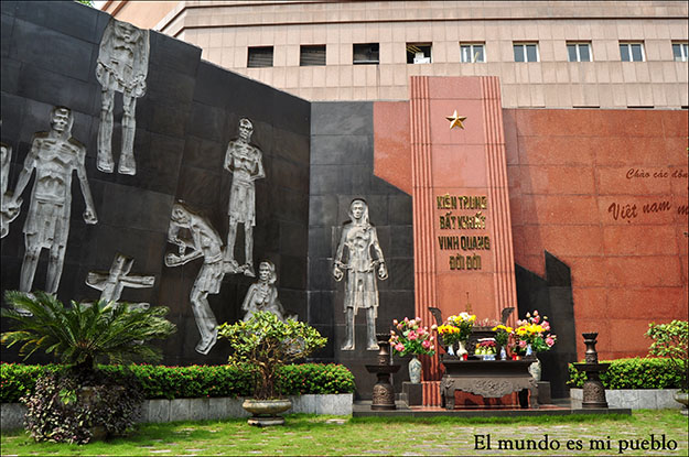 Patio conmemorativo en la prisión de Hoa Lo en Hanoi