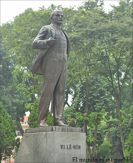 Estatua de Lenin en un parque de Hanoi