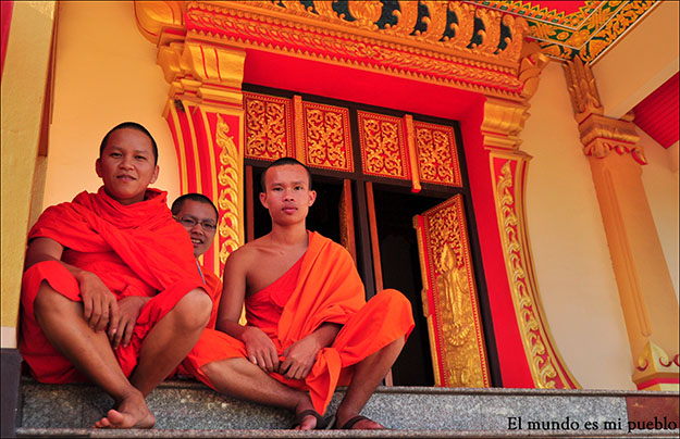 Jóvenes monjes en un templo de Vientiane, Laos
