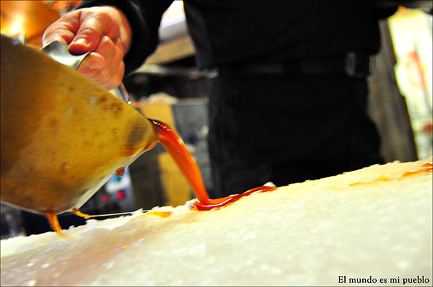 El sirope de arce caliente se vierte sobre la nieve.